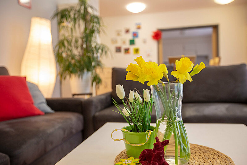 Wohnzimmer mit frischen Tulpen