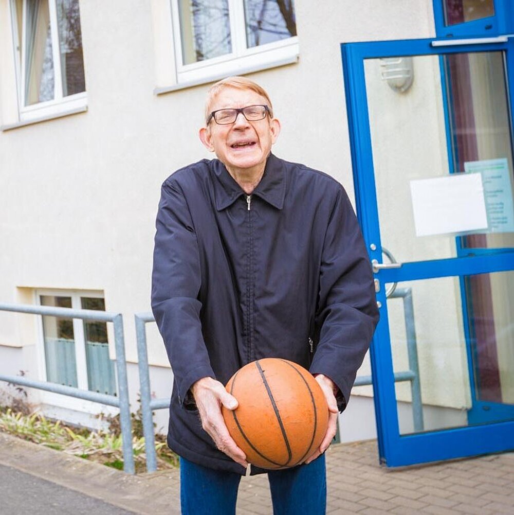 Mann mit Basketball