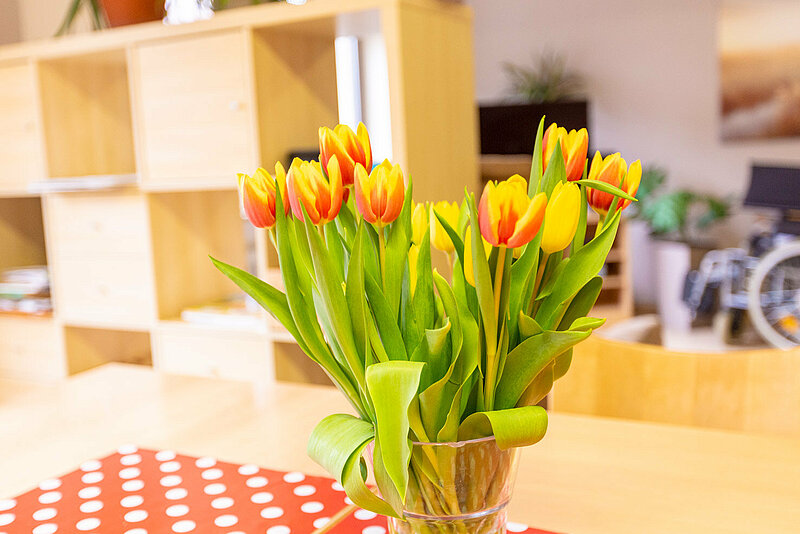 Esstisch mit Tulpen