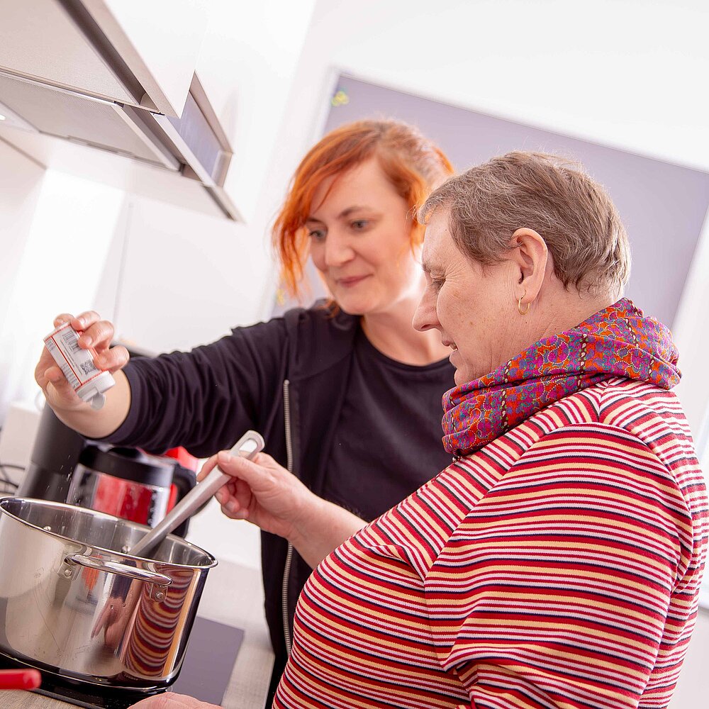 Zwei Menschen kochen zusammen